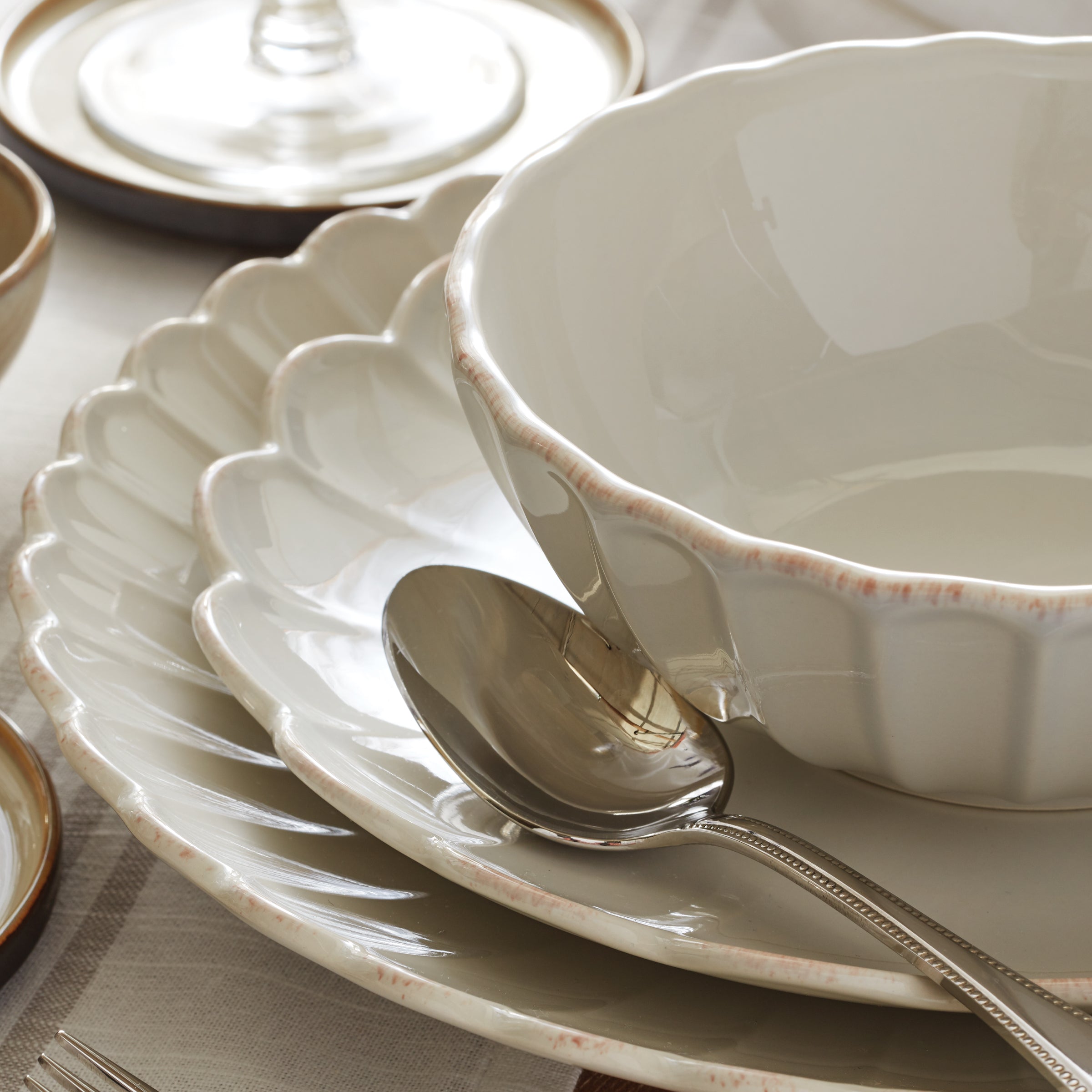 French Perle Scallop White Accent Plates. Set of 4 - Image 13