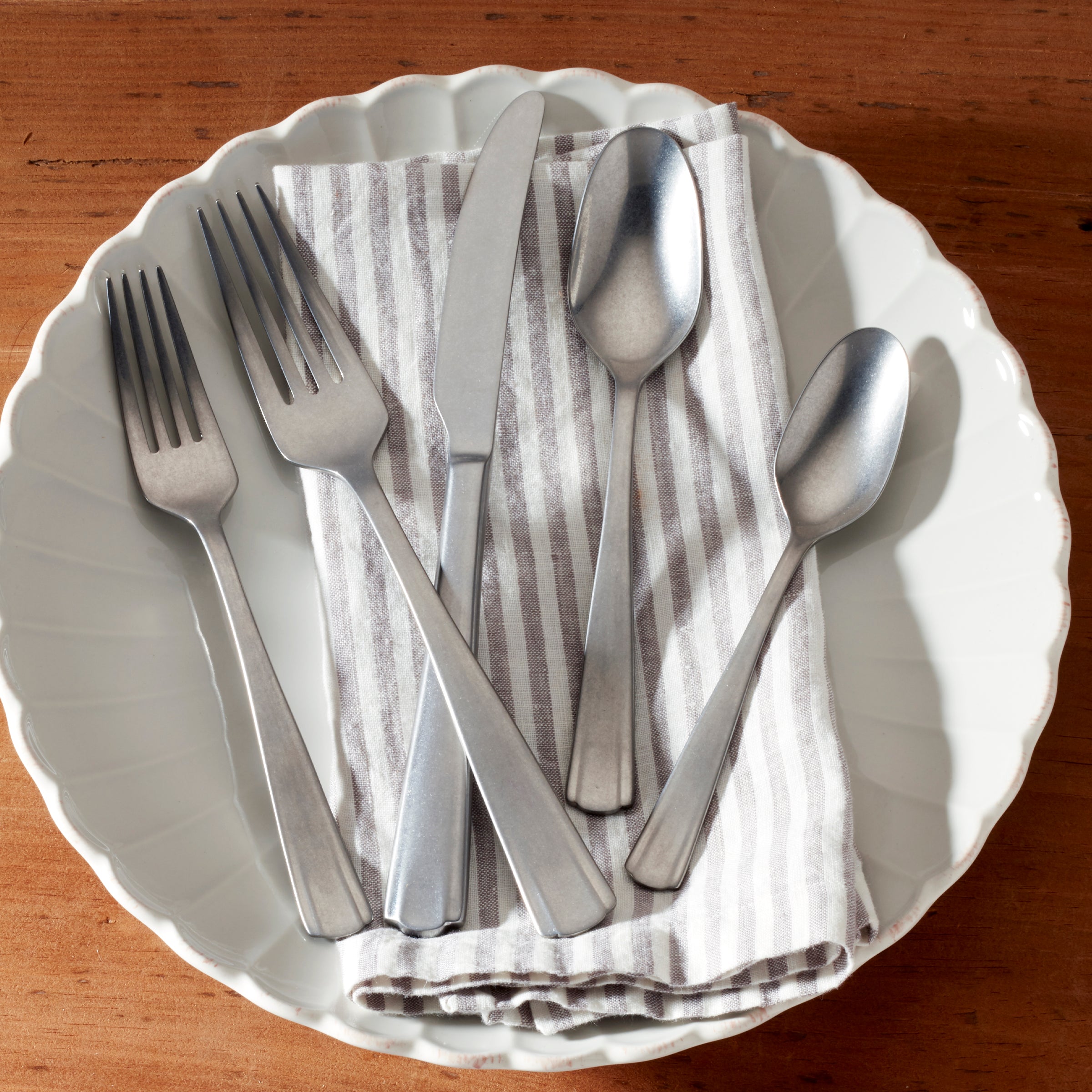 French Perle Scallop Vintage 65-Piece Flatware Set - Image 7