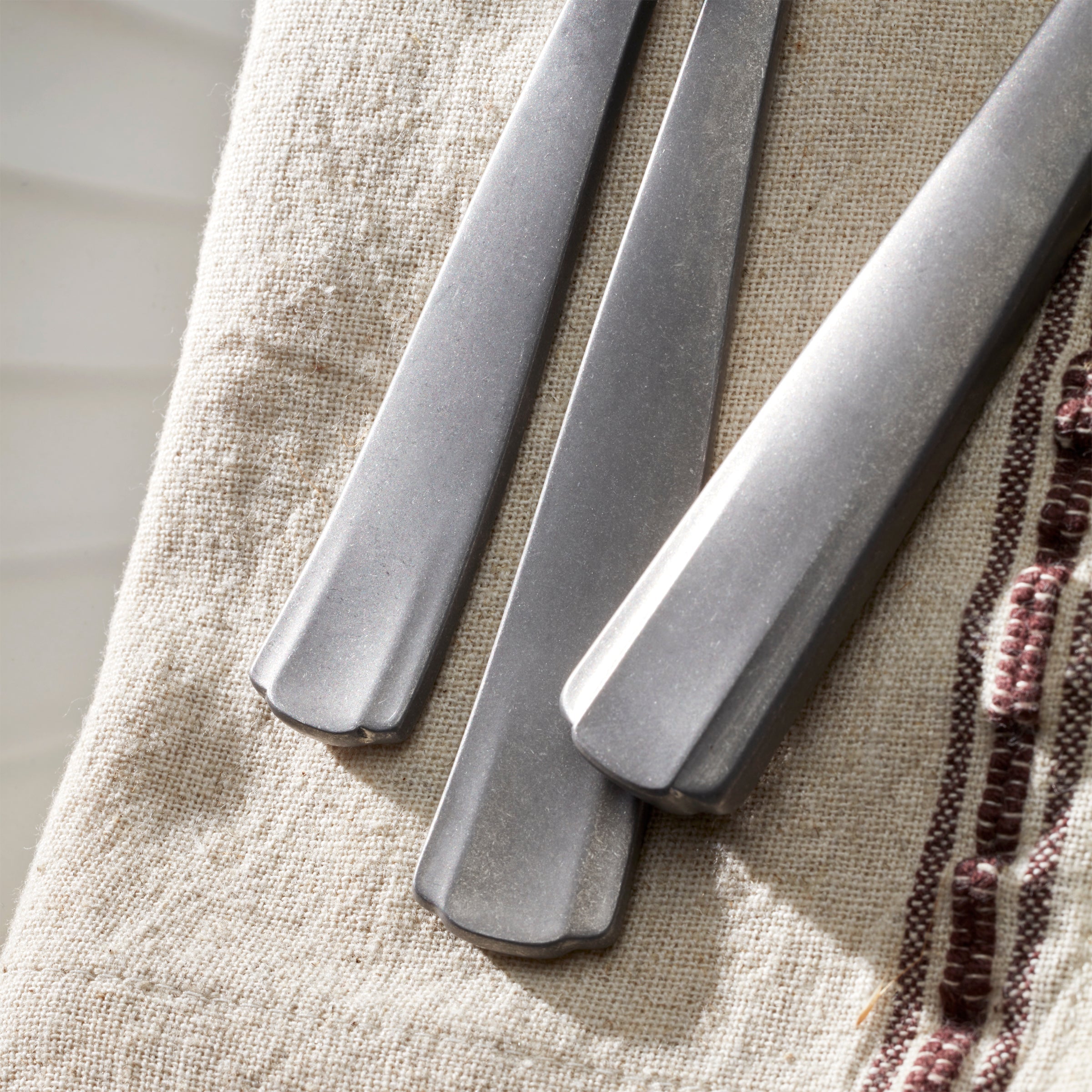 French Perle Scallop Vintage 65-Piece Flatware Set - Image 8