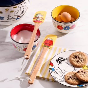 Alternative view of Chef Snoopy Yellow Spatulas. Set of 2