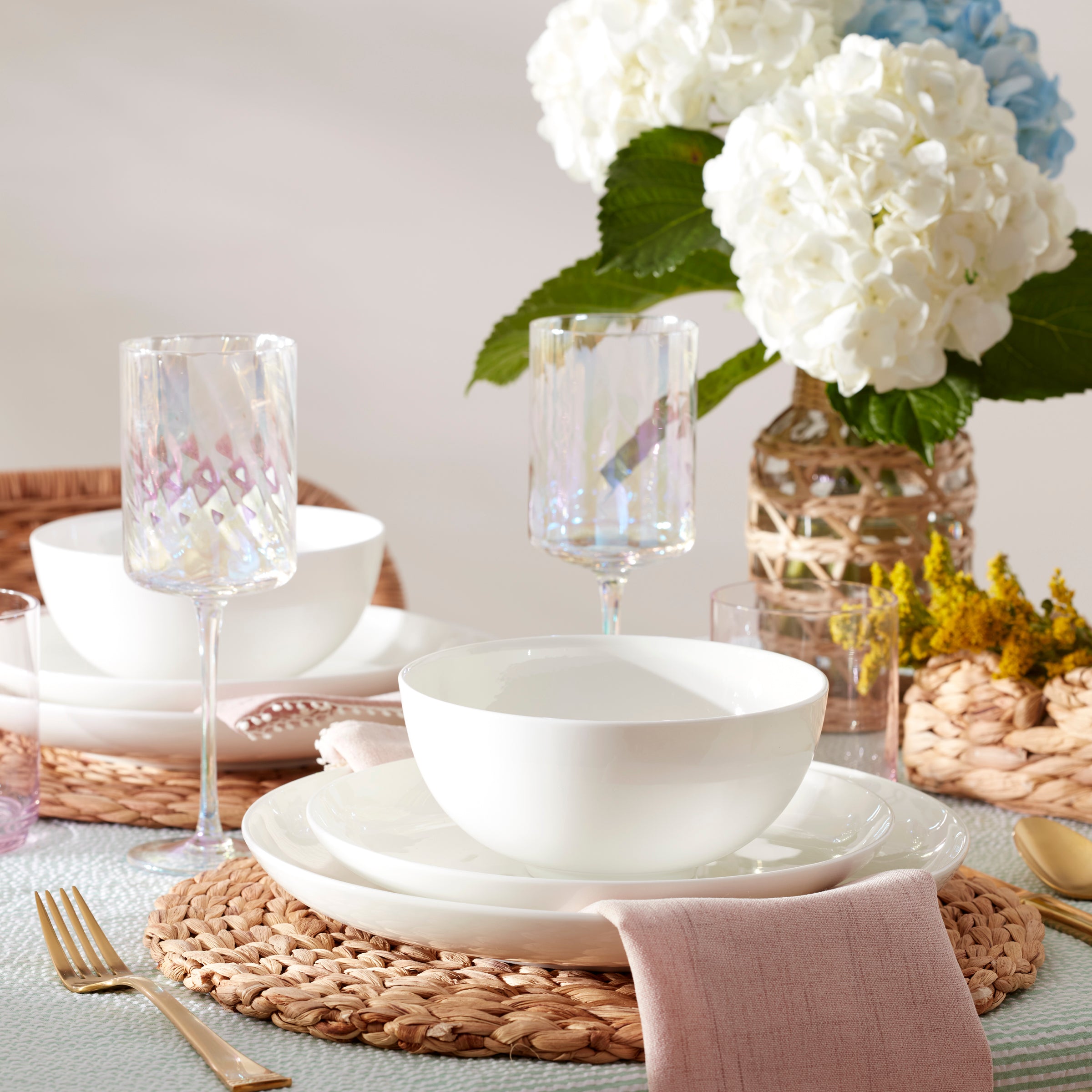 Studio 1414 Coupe 16-Piece Dinnerware Set - Image 5