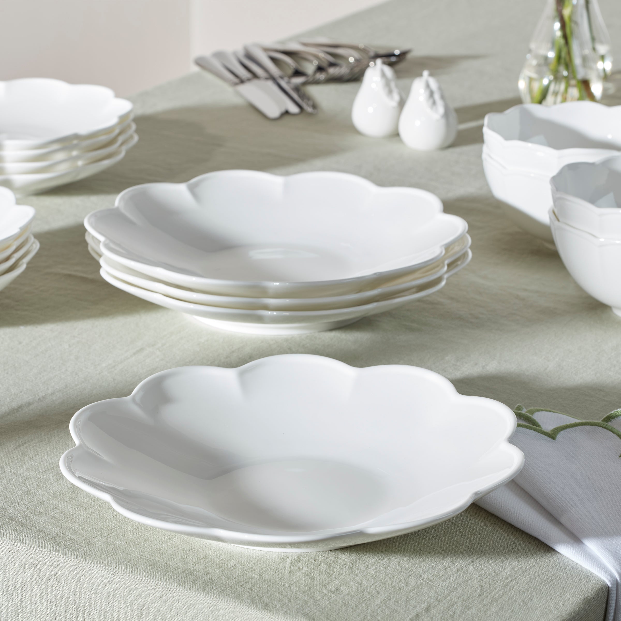 Studio 1414 Scallop 16-Piece Dinnerware Set - Image 11