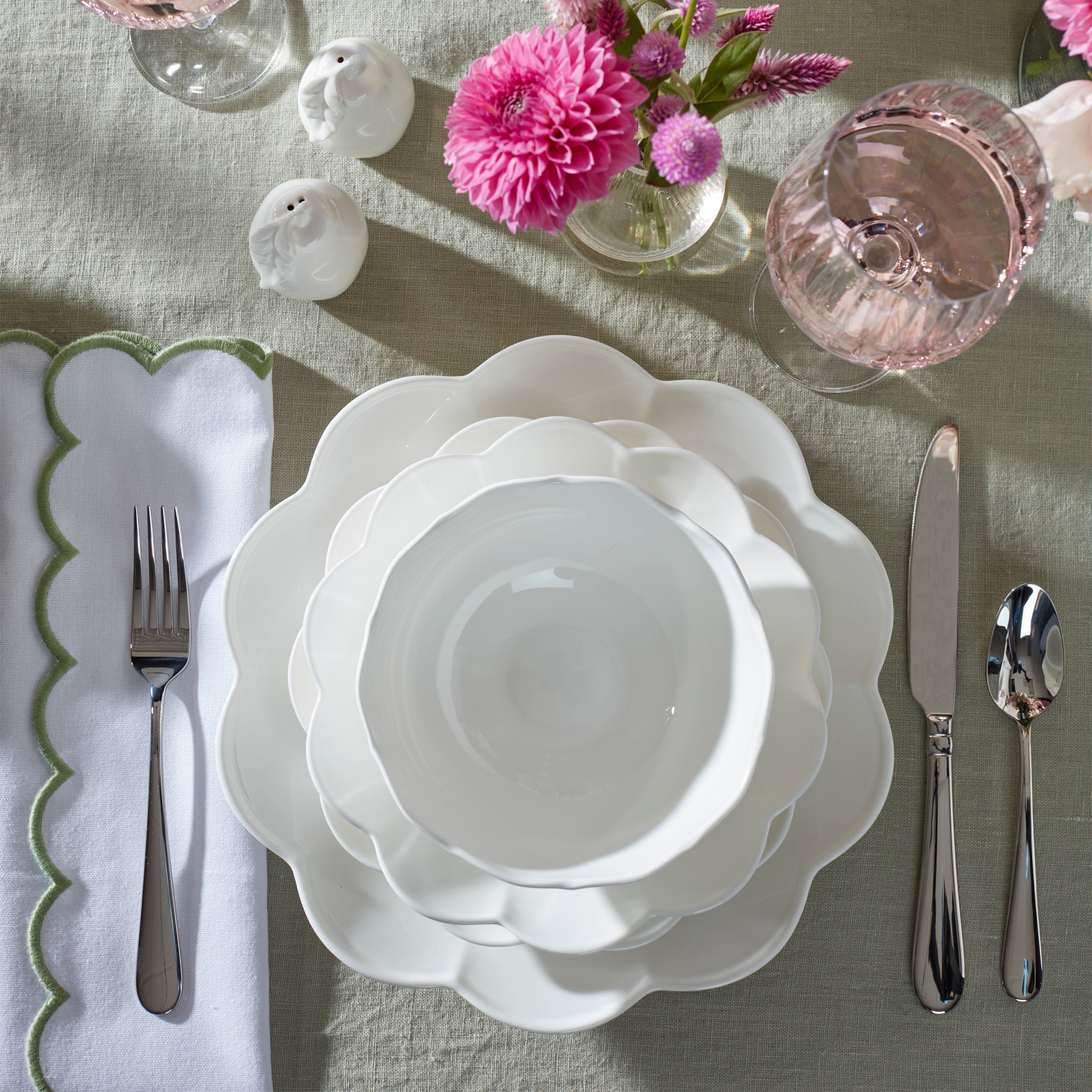 Studio 1414 Scallop 16-Piece Dinnerware Set - Image 9