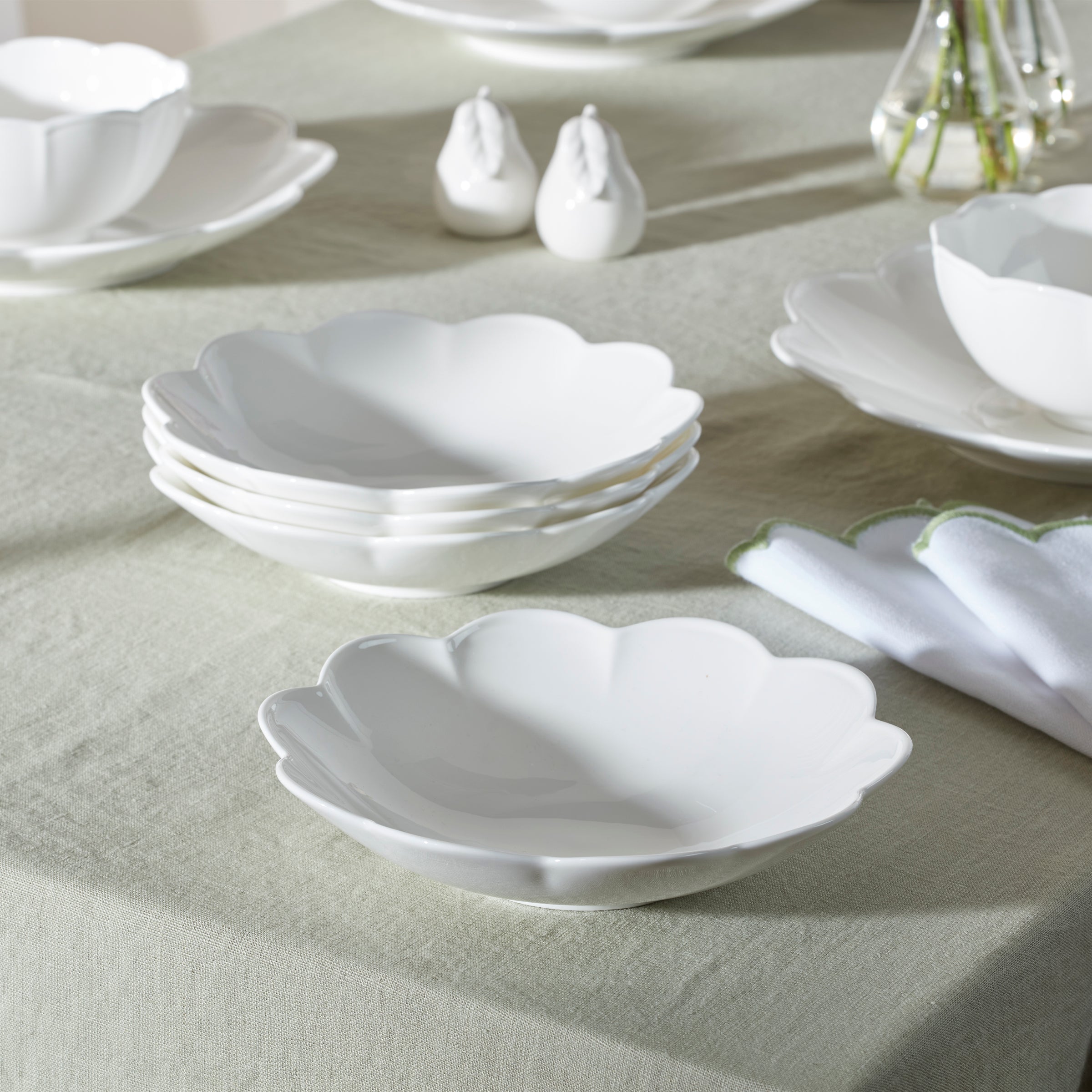 Studio 1414 Scallop 16-Piece Dinnerware Set - Image 10